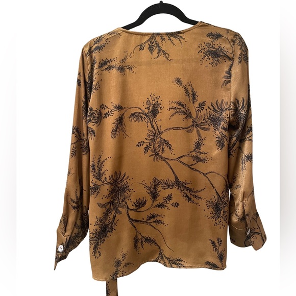 Gold & black silky blouse. - Picture 3 of 3